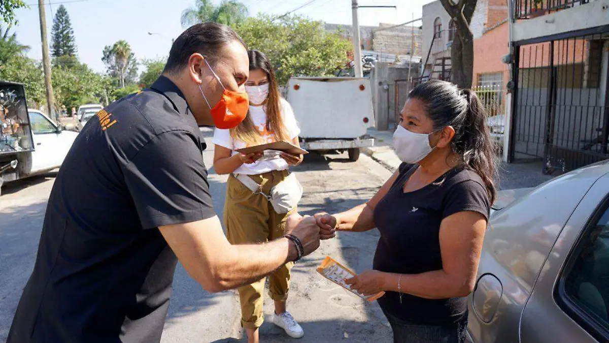 Manuel Herrera Vega con la ciudadanía