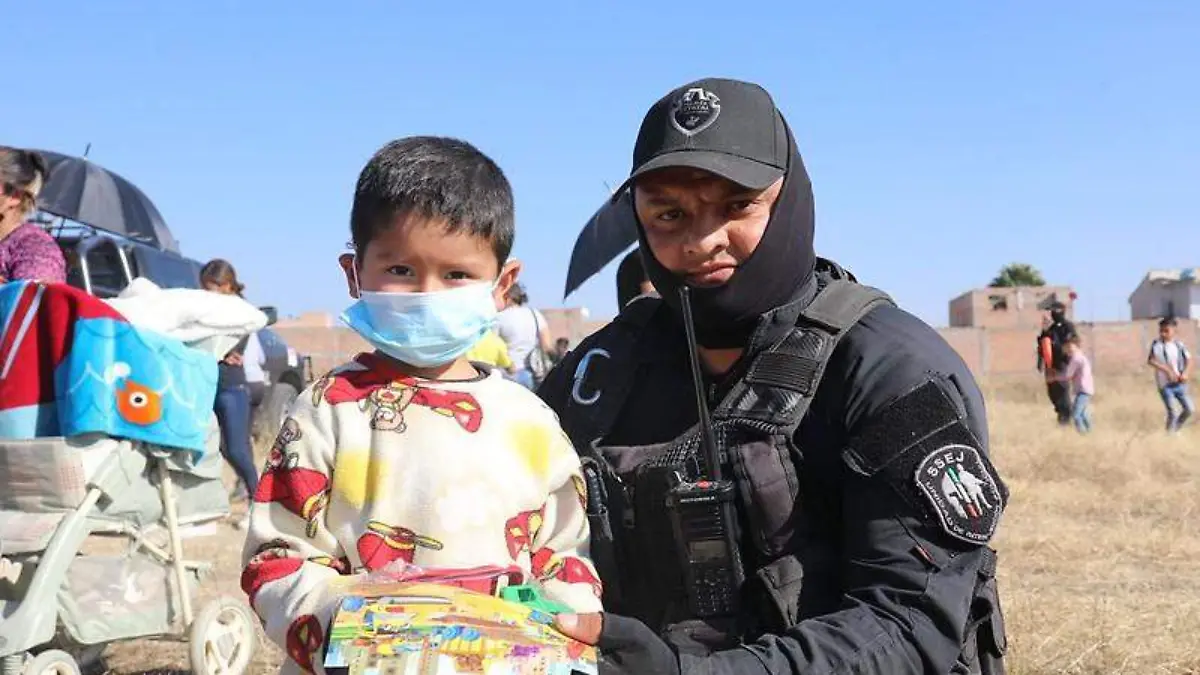 Entrega de juguetes a niños