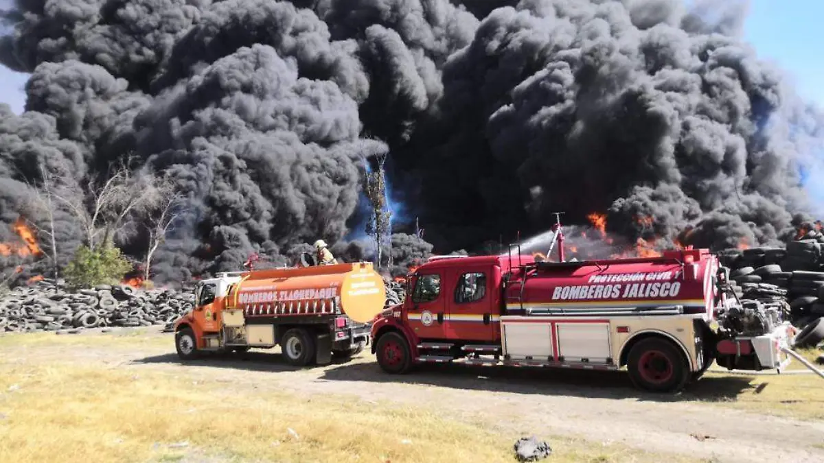 Incendio depósito de llantas Tlaquepaque