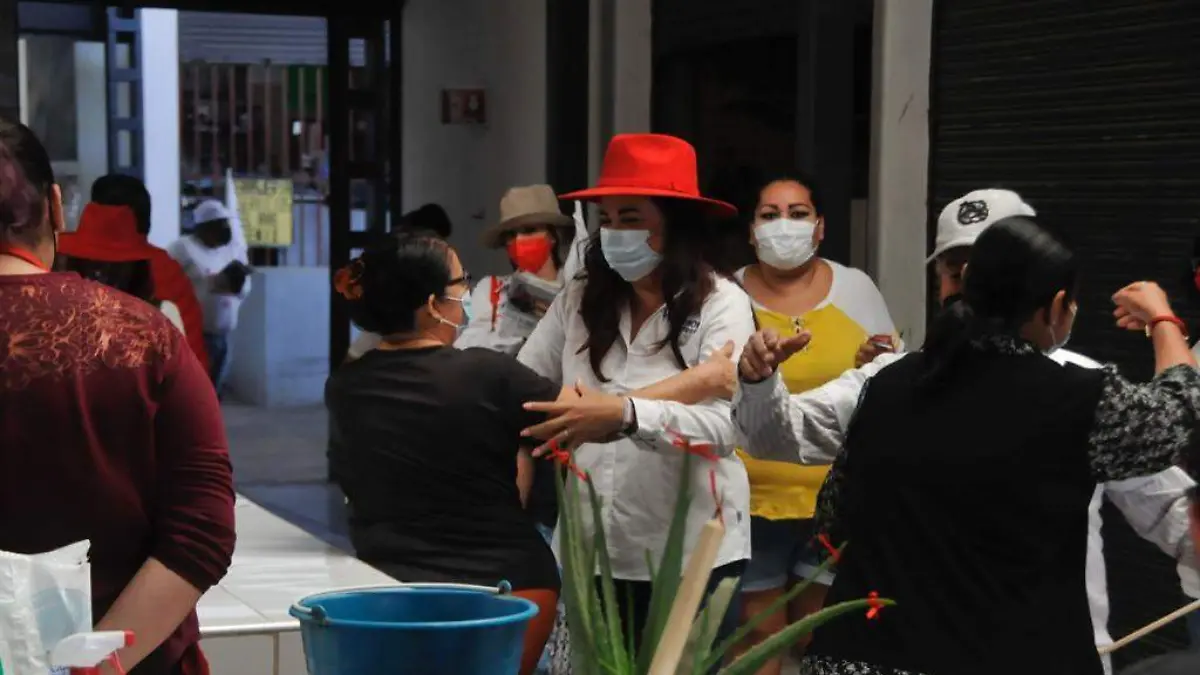 Sofía García visita la colonia Santa Elena de la Cruz