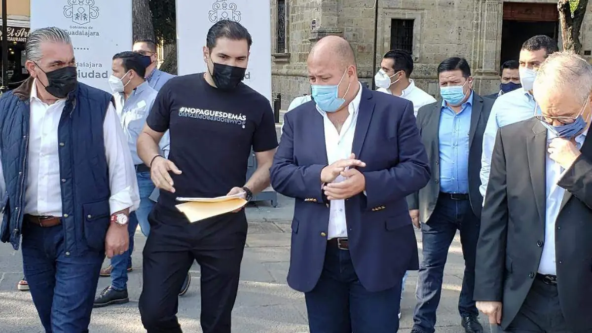 Diputado Manuel Alfaro habla con el Gobernador Enrique Alfaro