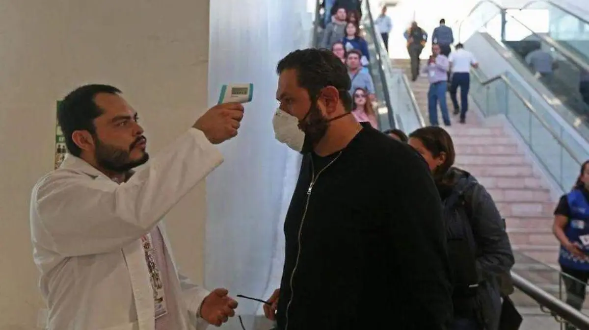 Gente portando cubrebocas