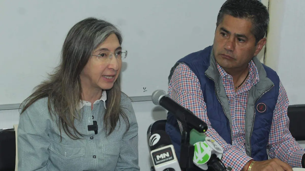 Diputada Mara Robles y el secretario General del Poder Legislativo Tomás Figueroa