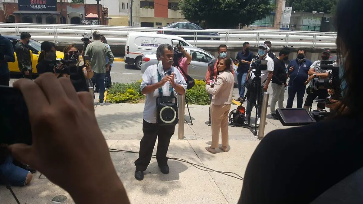 Fans acuden al hospital para cantarle a Vicente Fernández