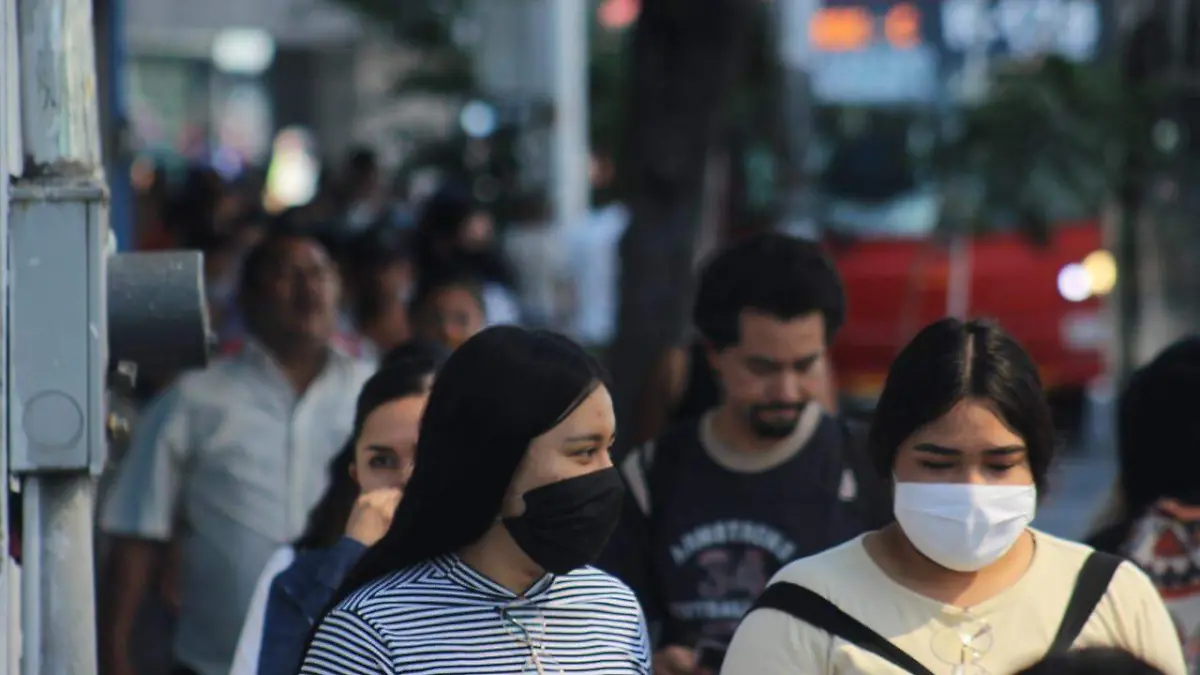 Gente en las calles de Guadalajara sin cubrebocas