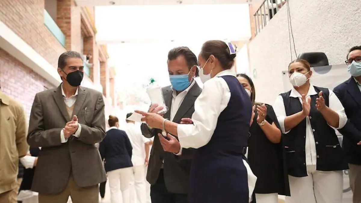 Pablo Lemus reconoce al personal de enfermería