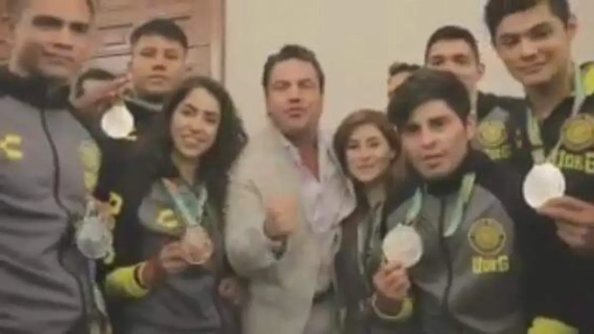 Gober con jóvenes estudiantes