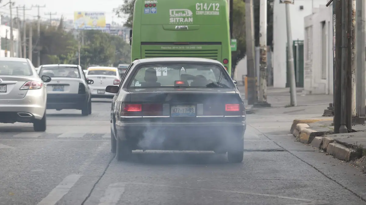 Auto contaminando