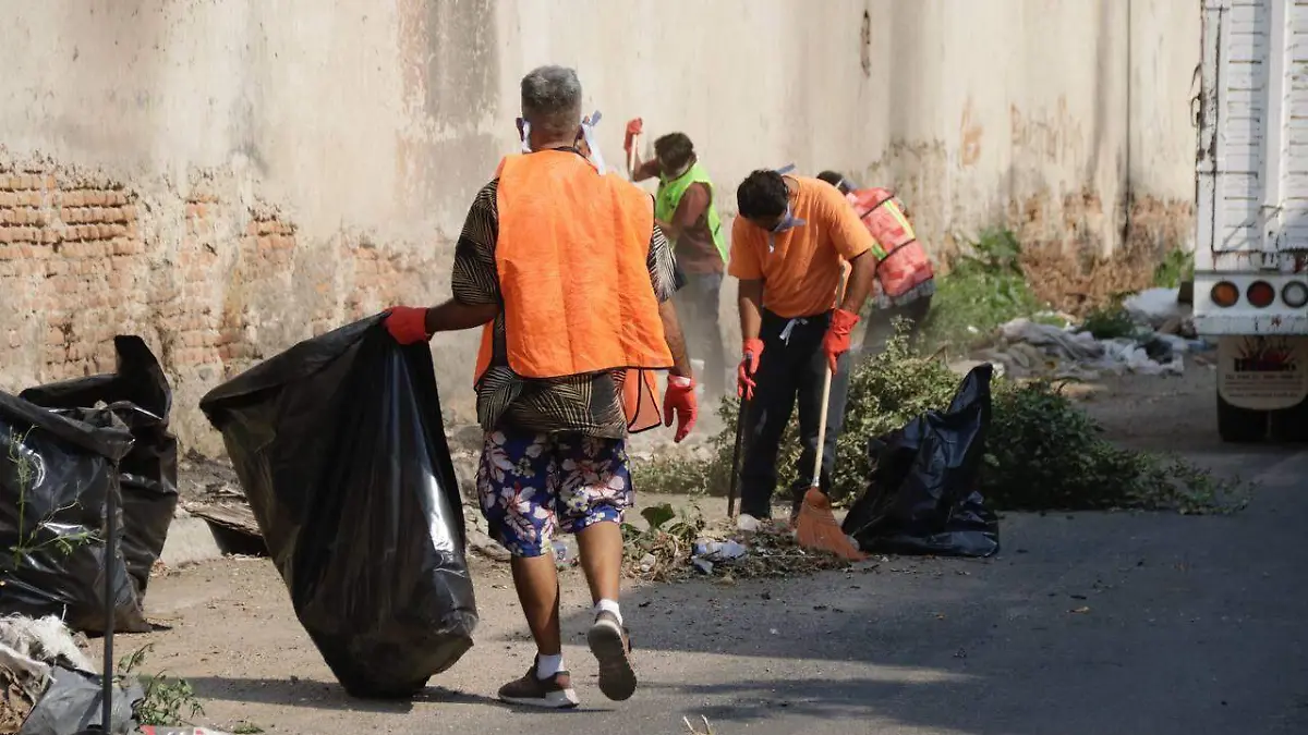 15 personas realizaron labores de limpieza en la colonia Ferrocarril