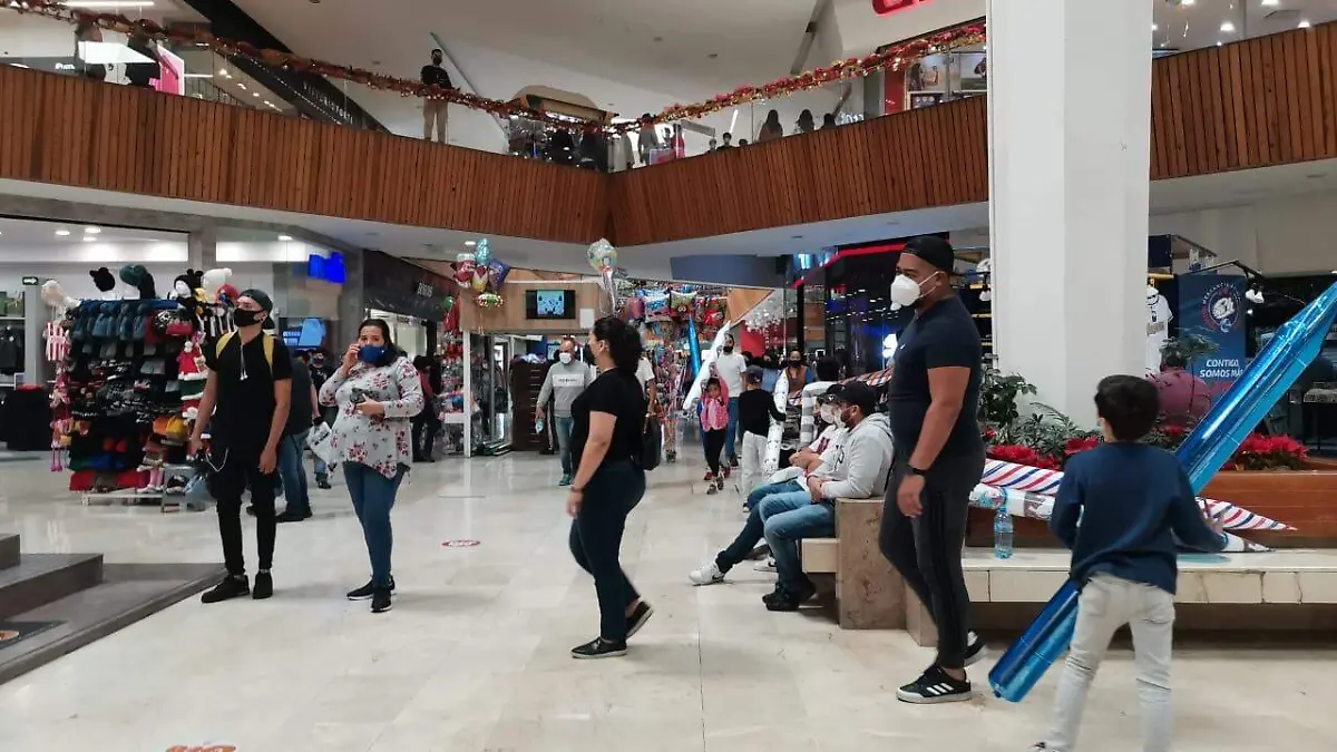 Compras navideñas en Plaza Patria