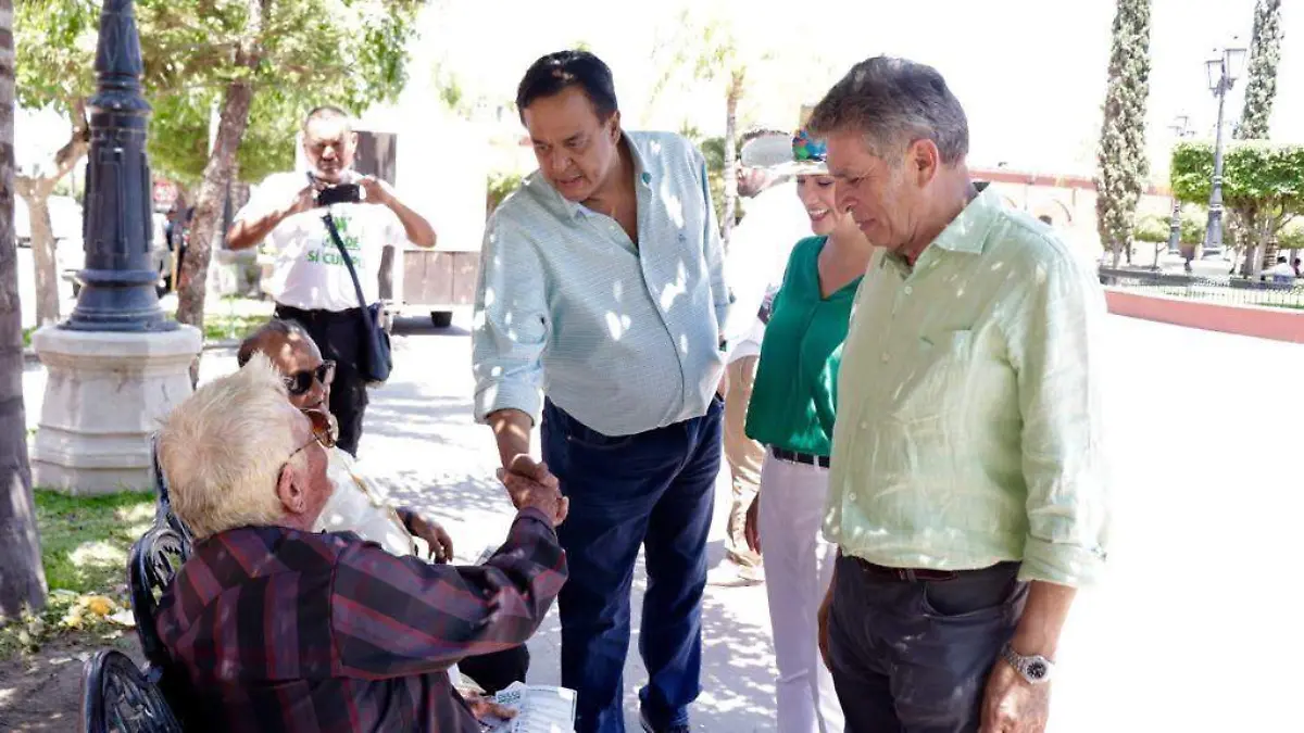 Cosío con pobladores