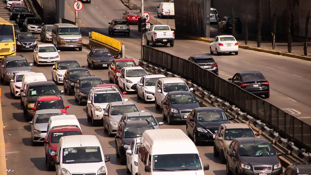 Tránsito vehicular cuartoscuro