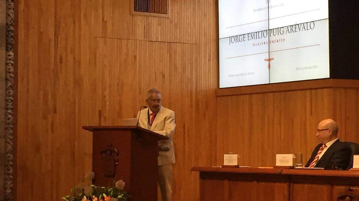 Maestro reconocido por la UdeG