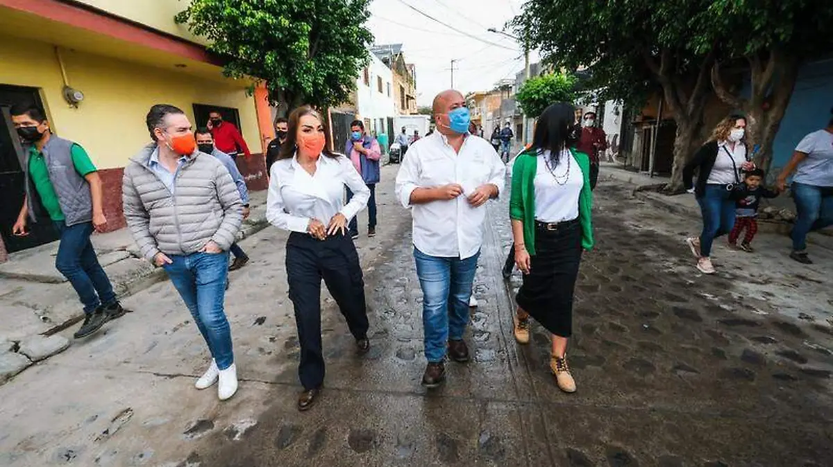 Enrique Alfaro hace un recorrido por las colonias afectadas en Tlaquepaque