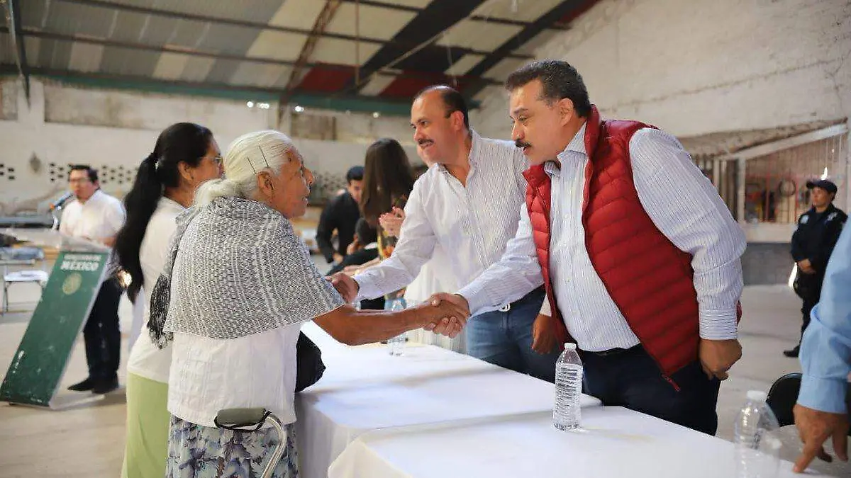 Entrega pensiones a adultos mayores