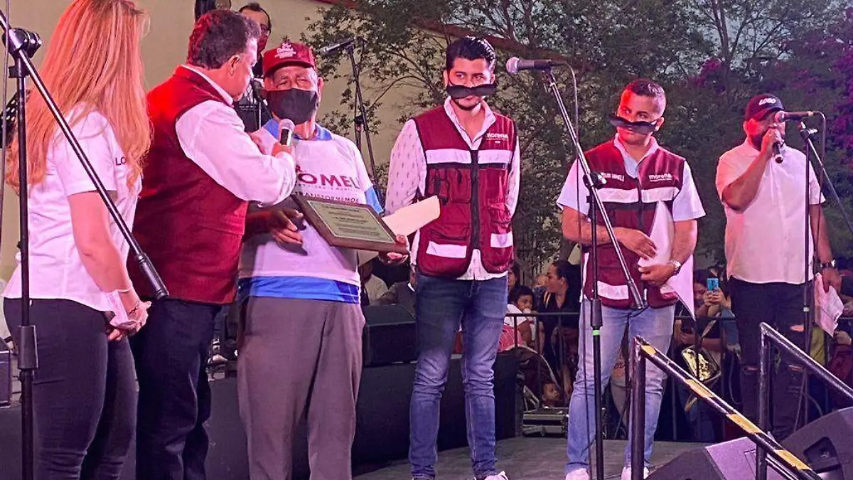 Lomelí entrega un reconocimiento al señor José Arana Delgado