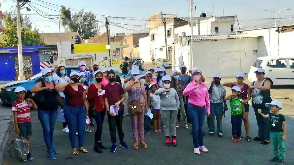 Vanessa Pérez Rubí con simpatizantes