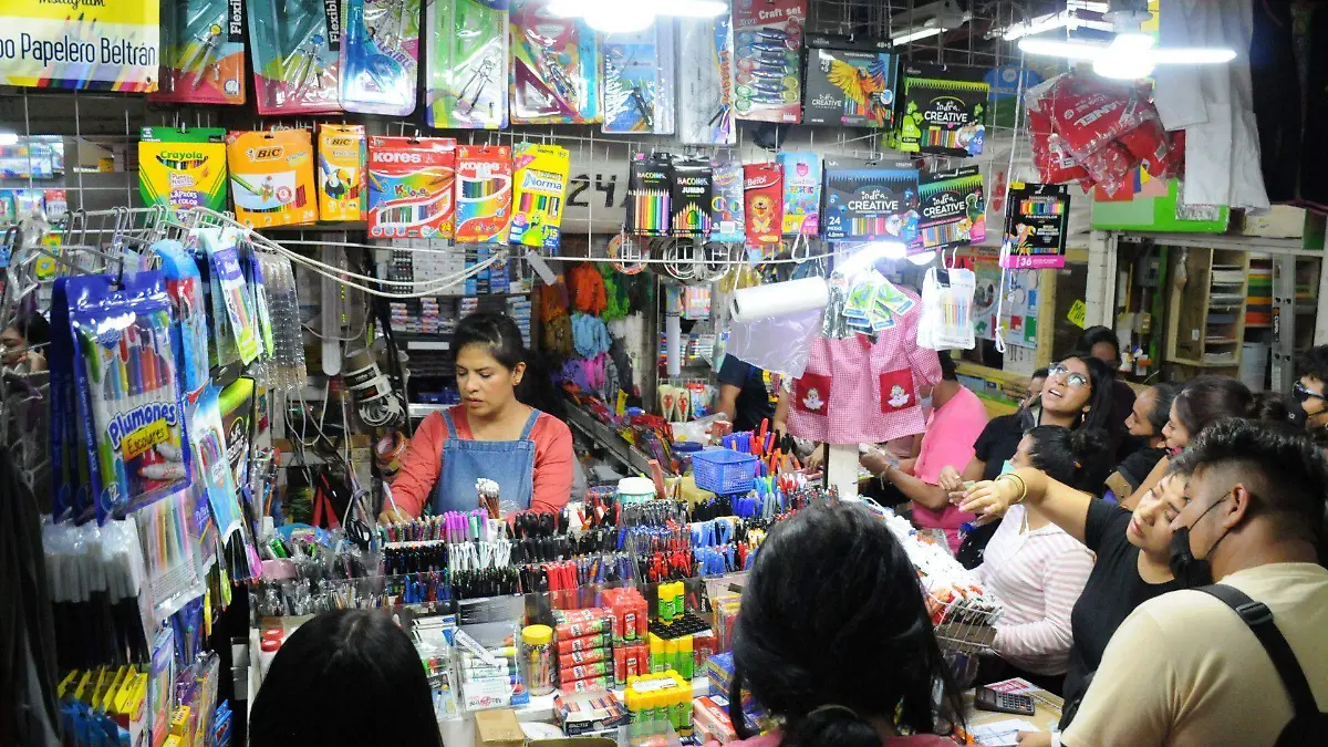 Padres de familia comprando útiles escolares