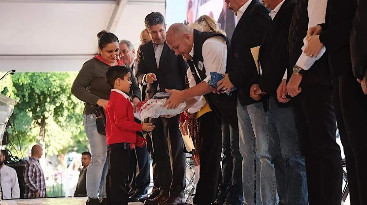 Entrega útiles escolares Enrique Alfaro