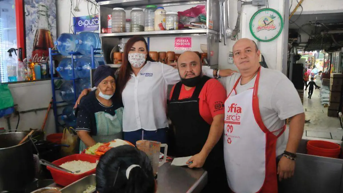 Sofía García Mosqueda visita a los comerciantes del Mercado Alcalde