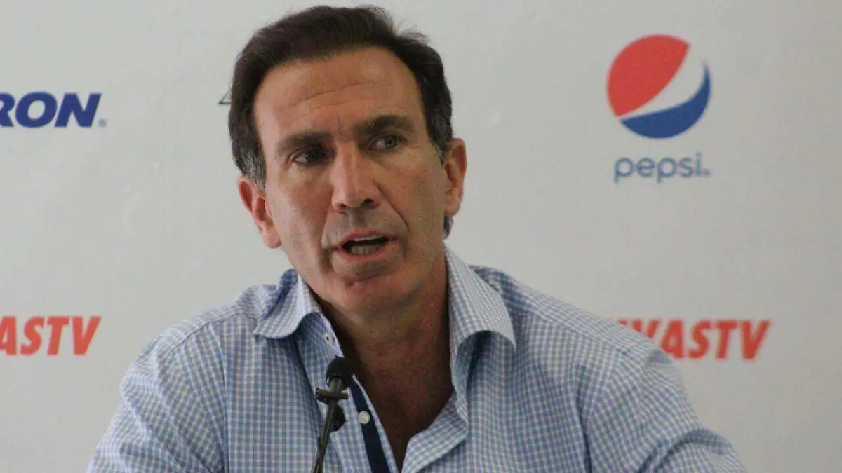 De Anda hablando