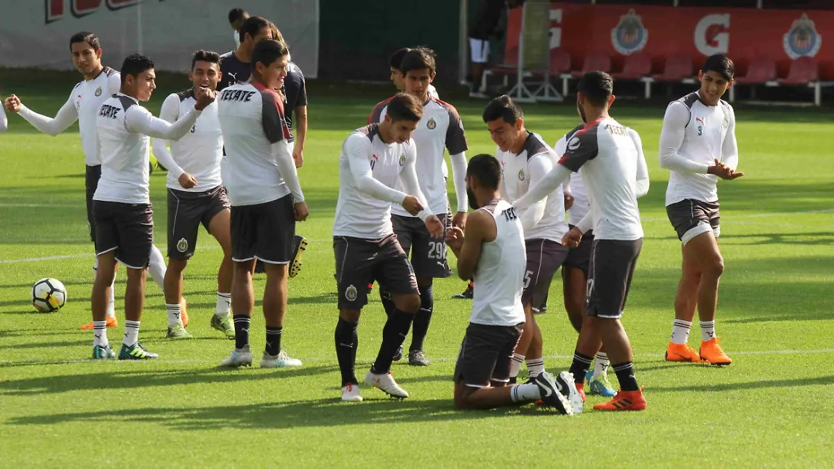 practica de chivas previo championsJPG (2)