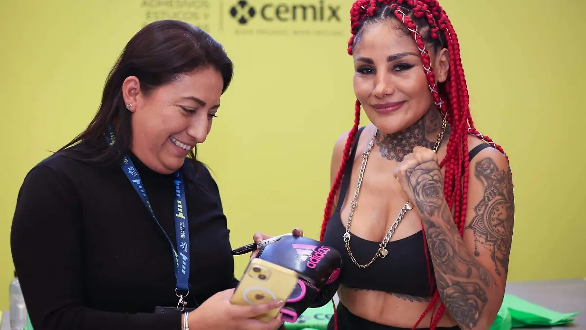 La Barby Juárez convive con sus seguidores en la Expo Ferretera