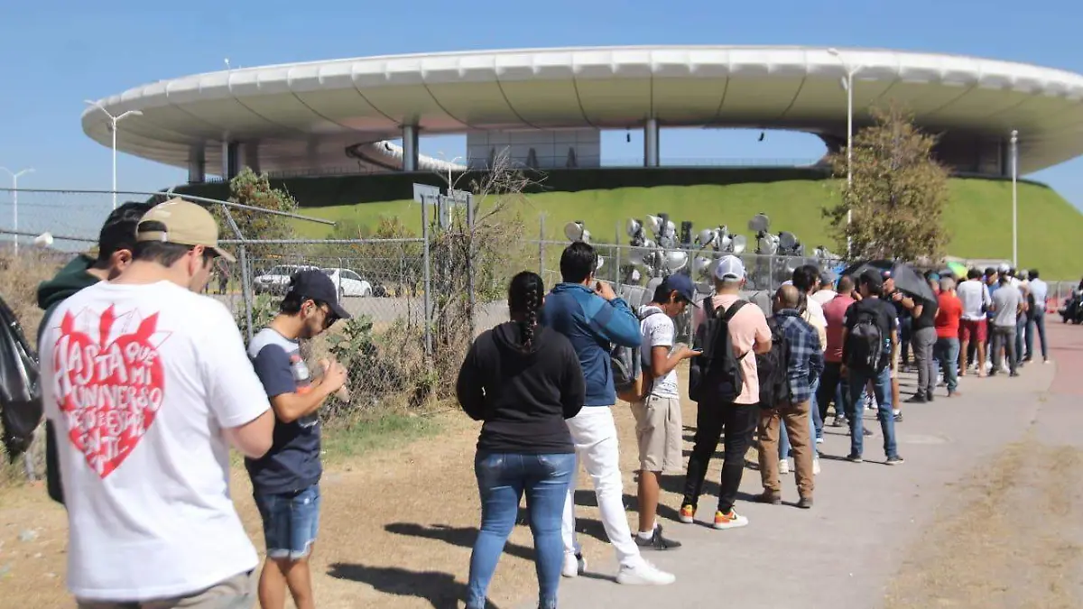 Fila para comprar boletos para la pelea de Saúl Álvarez