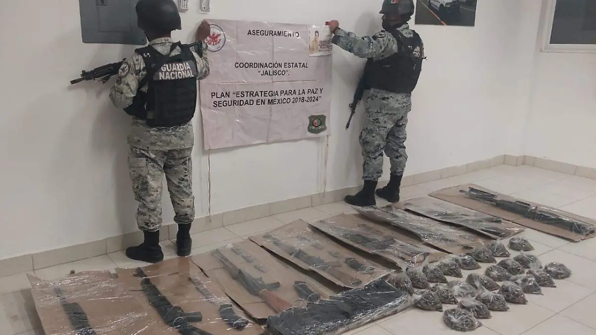 Tras choque, delincuentes abandonan vehículos, fusiles y más de 2 mil cartuchos