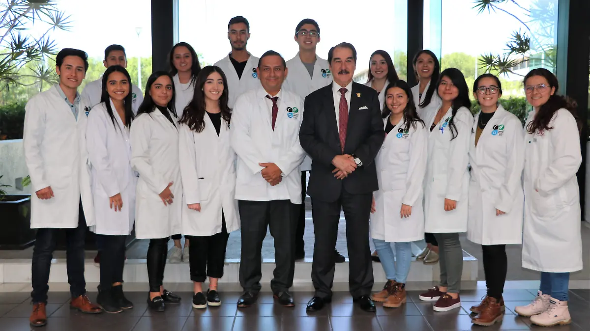 El rector de la UAG, Lic. Antonio Leaño Reyes, y el Dr. Miguel Beltrán junto con los Alumnos investigadores