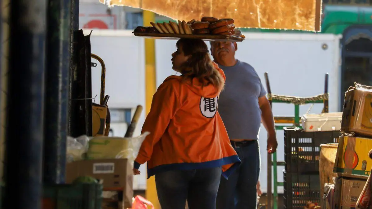 Mujer vendiendo pan David Tamayo
