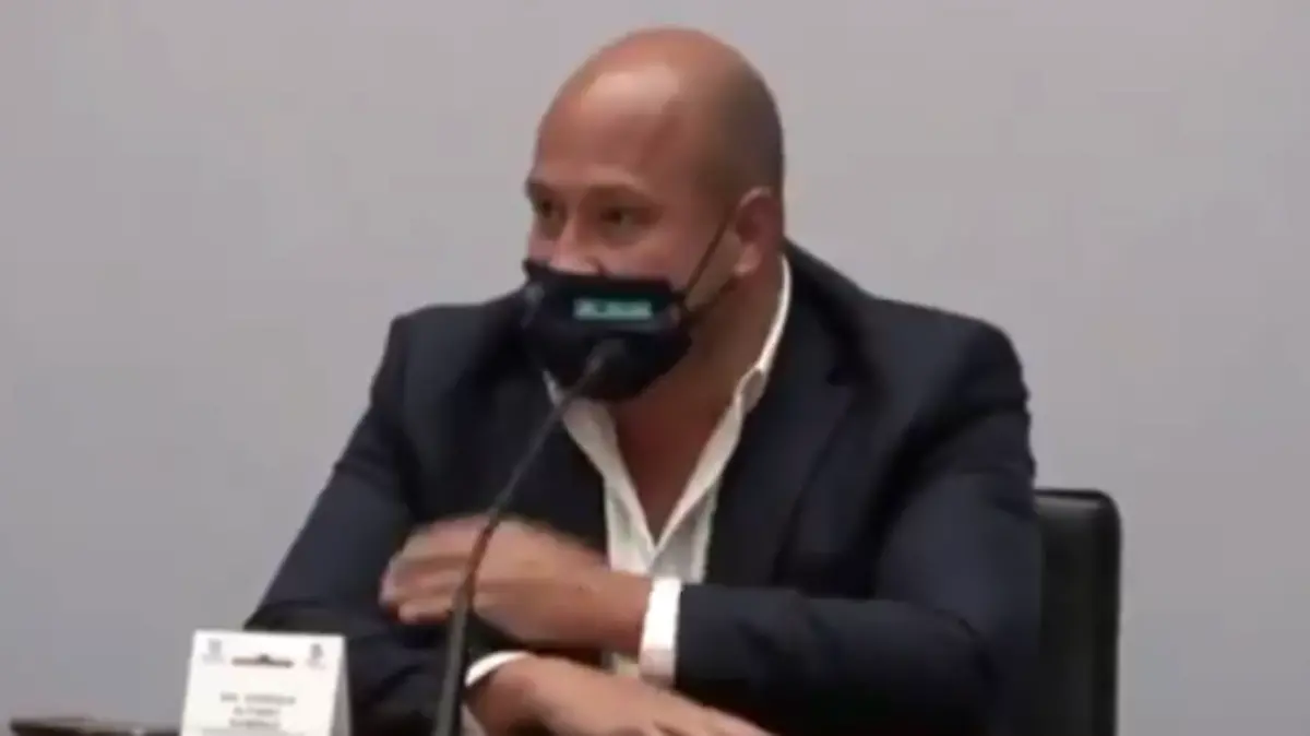 Gobernador en reunión