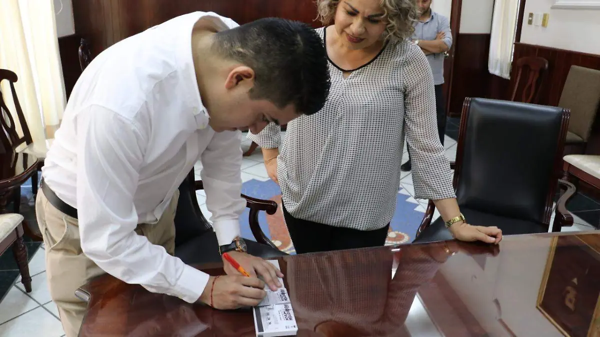 Comprando boletos el alcalde Tecutli Gómez, para colaborar en el Perroton