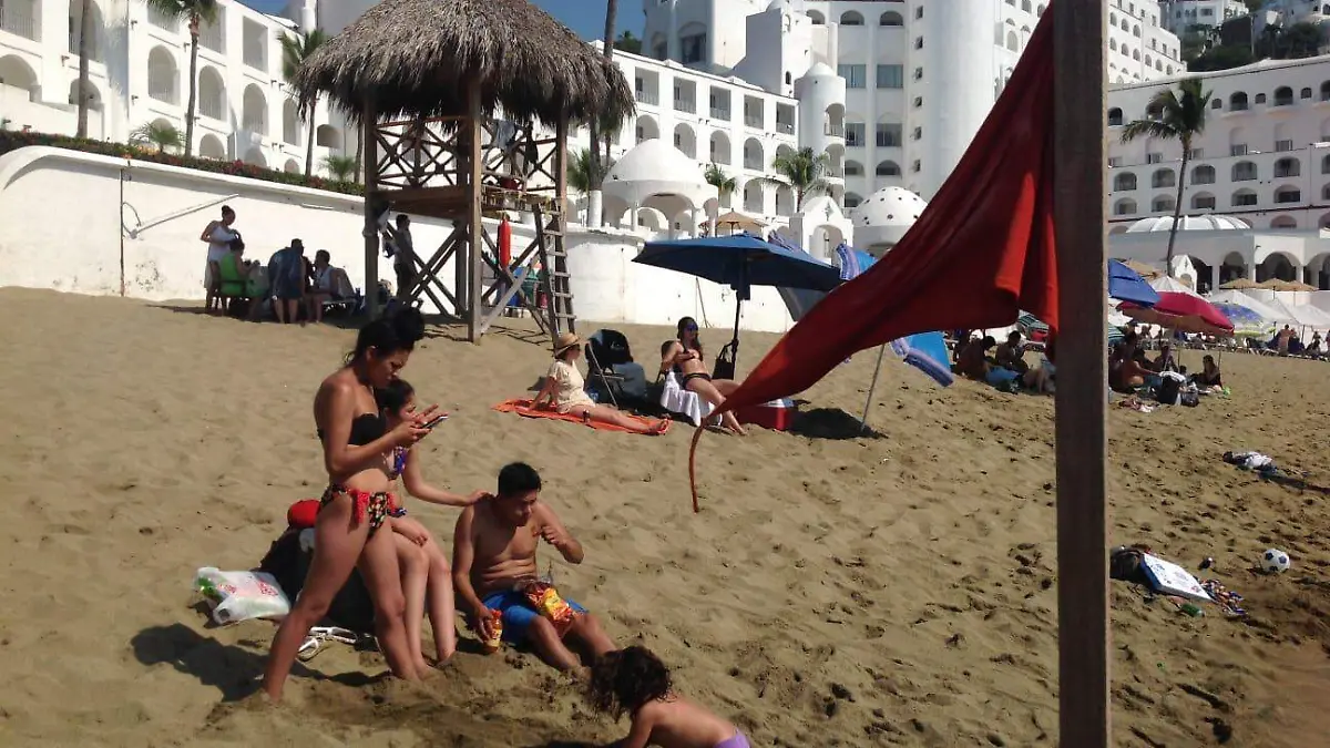 En Colima llaman a turistas a no entrar a la playa en zona de bandera roja
