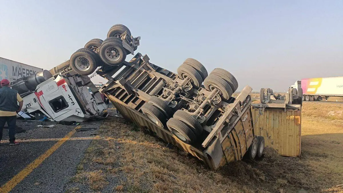 Tráiler volcado en Atoyac