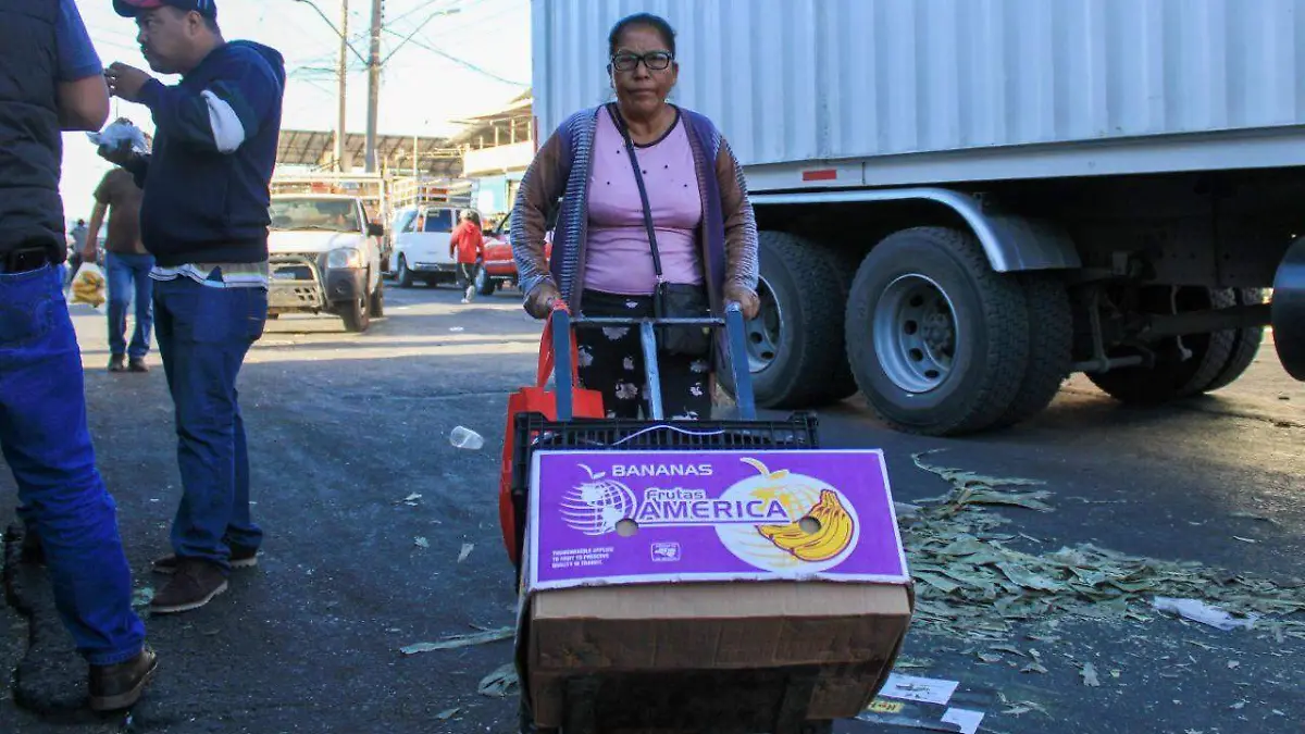 Mujer trabajando en mercado David Tamayo