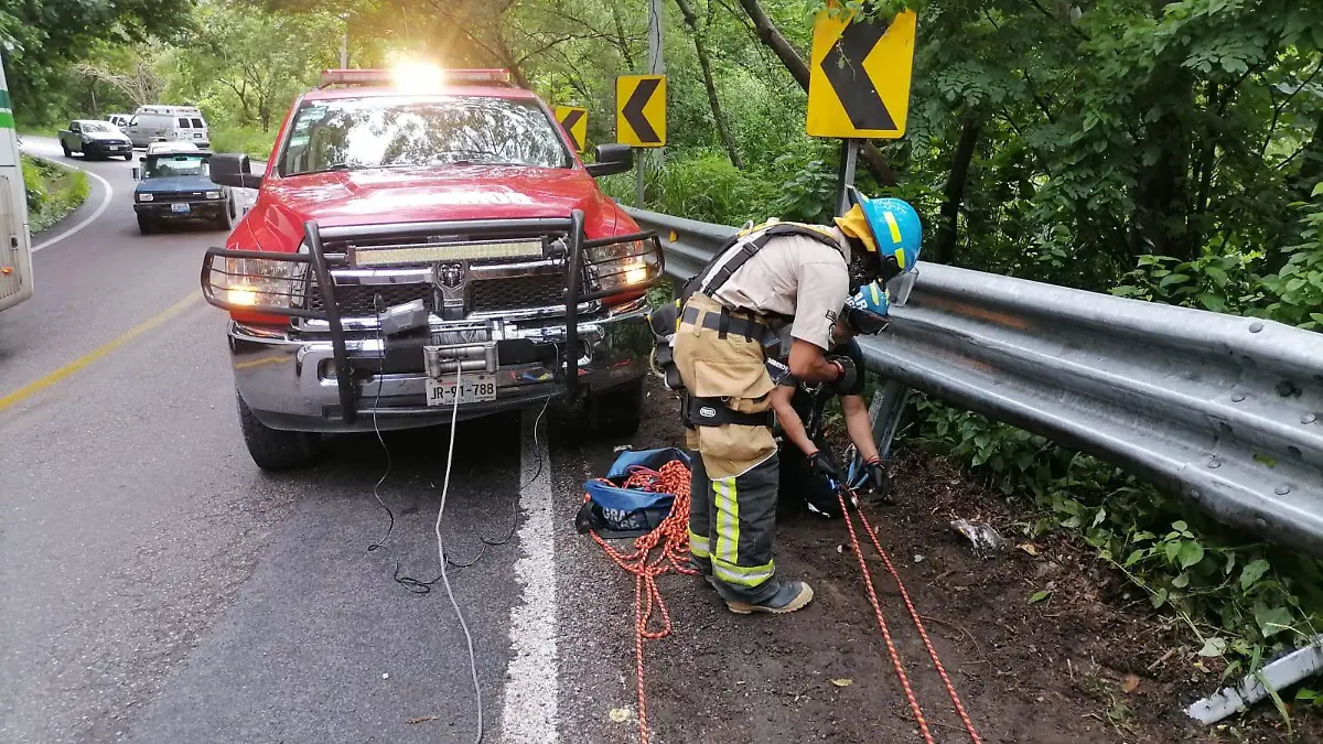 carro cae a barranco