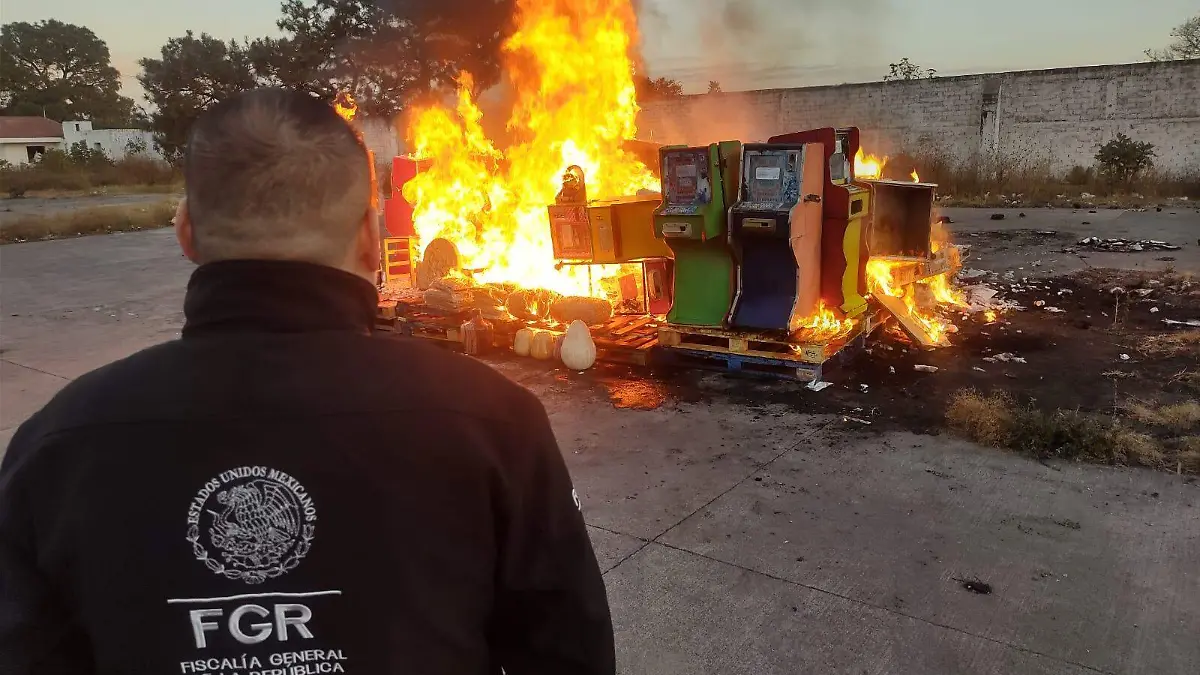 Incineran droga y máquinas (2)