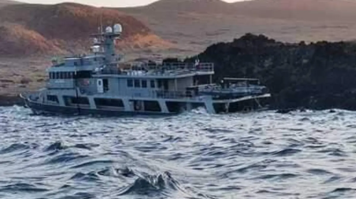 Barco encallado Isla Revillagigedo