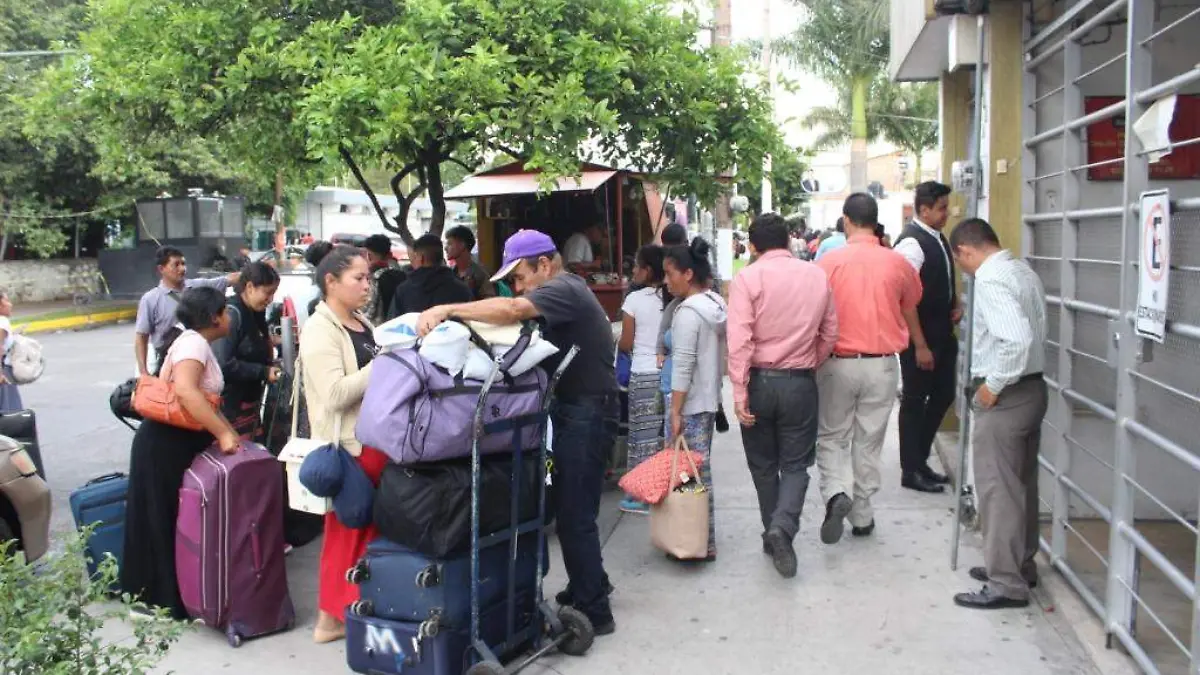 llegan feligreses