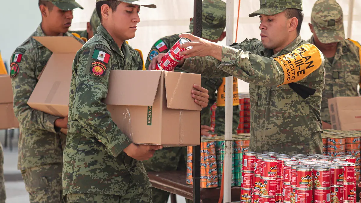 Militares apoyo a damnificados Foto. David Tamayo  (4)