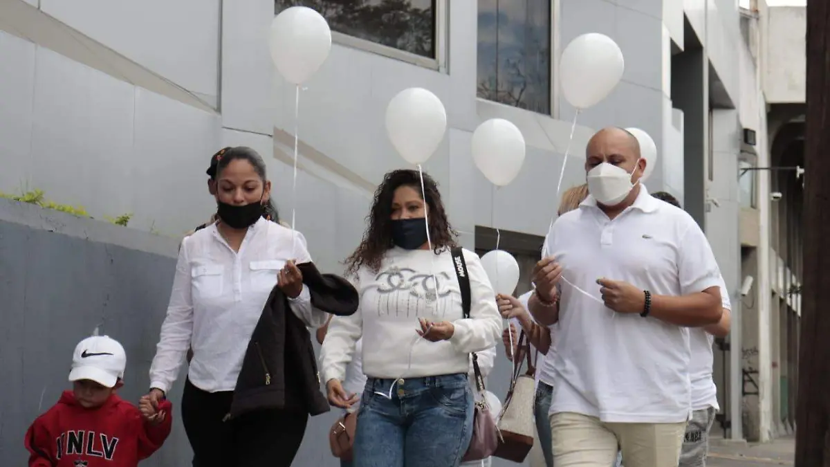 Funeral de lalo con globos blancos