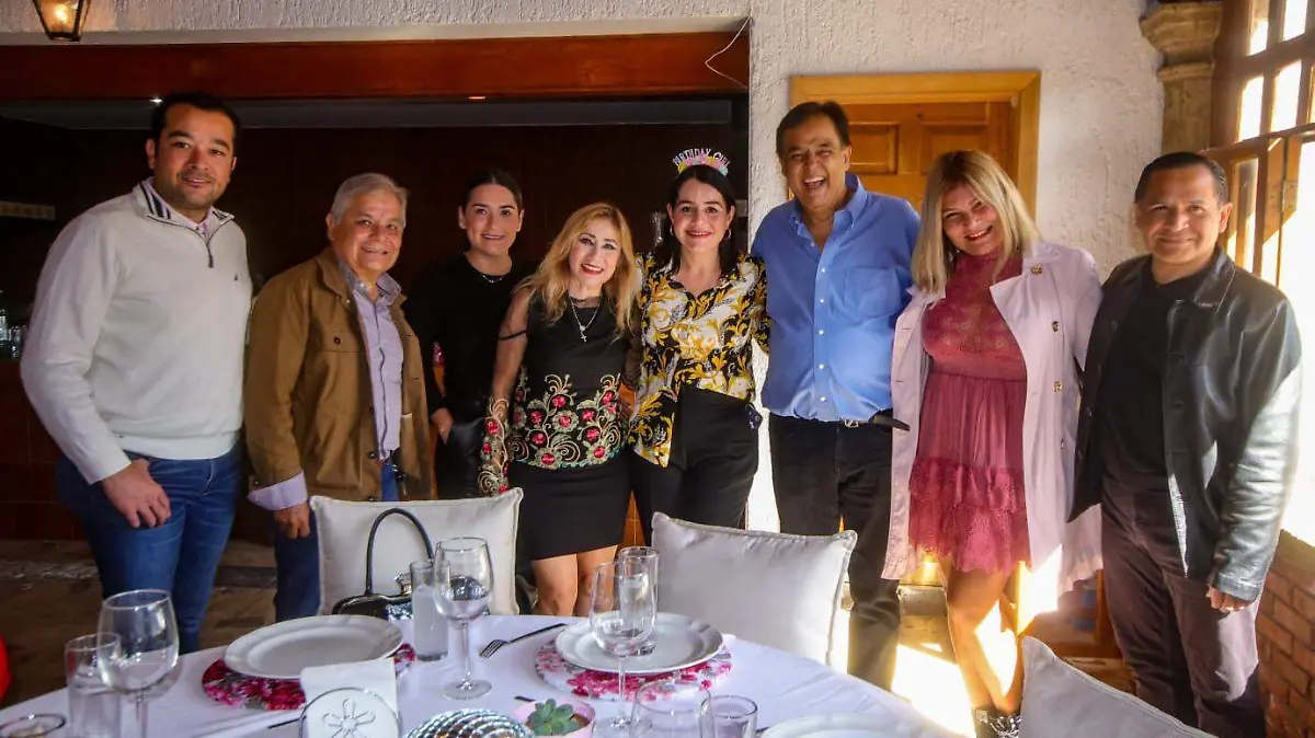 Festejan a Paulina por 40n años