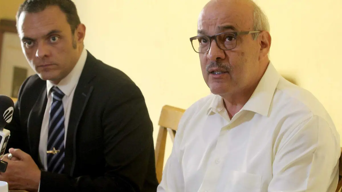 Alejandro Acosta y su representante legal