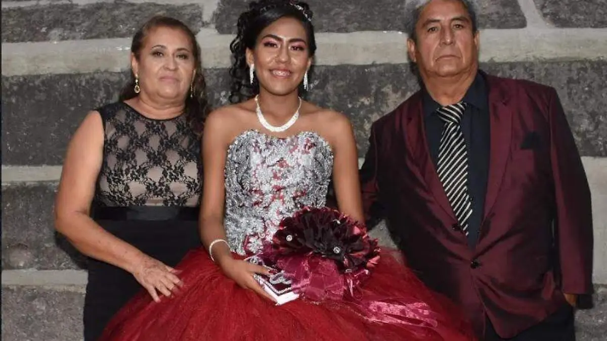 Quinceañera con sus padrinos