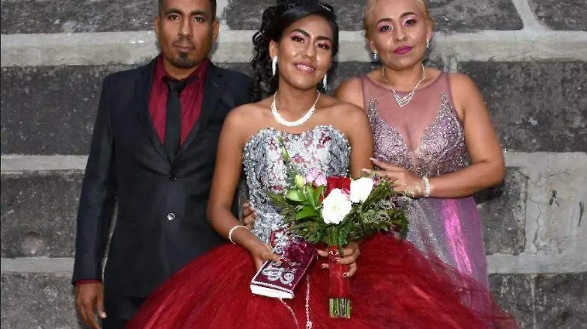Quinceañera con sus papás