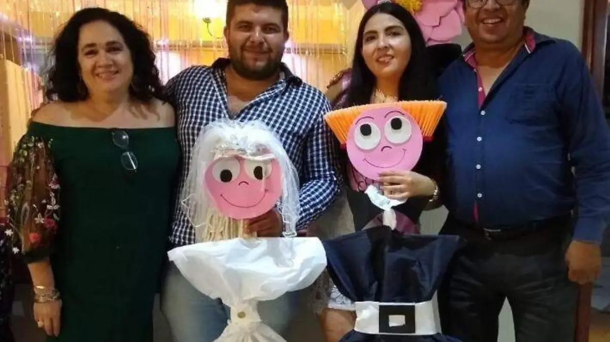 Novia con el novio y sus papás