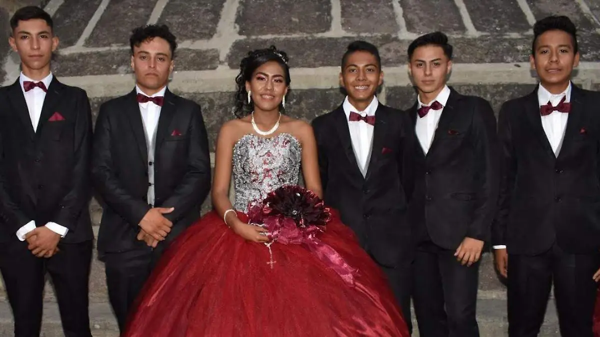 Quinceañera con sus chambelanes