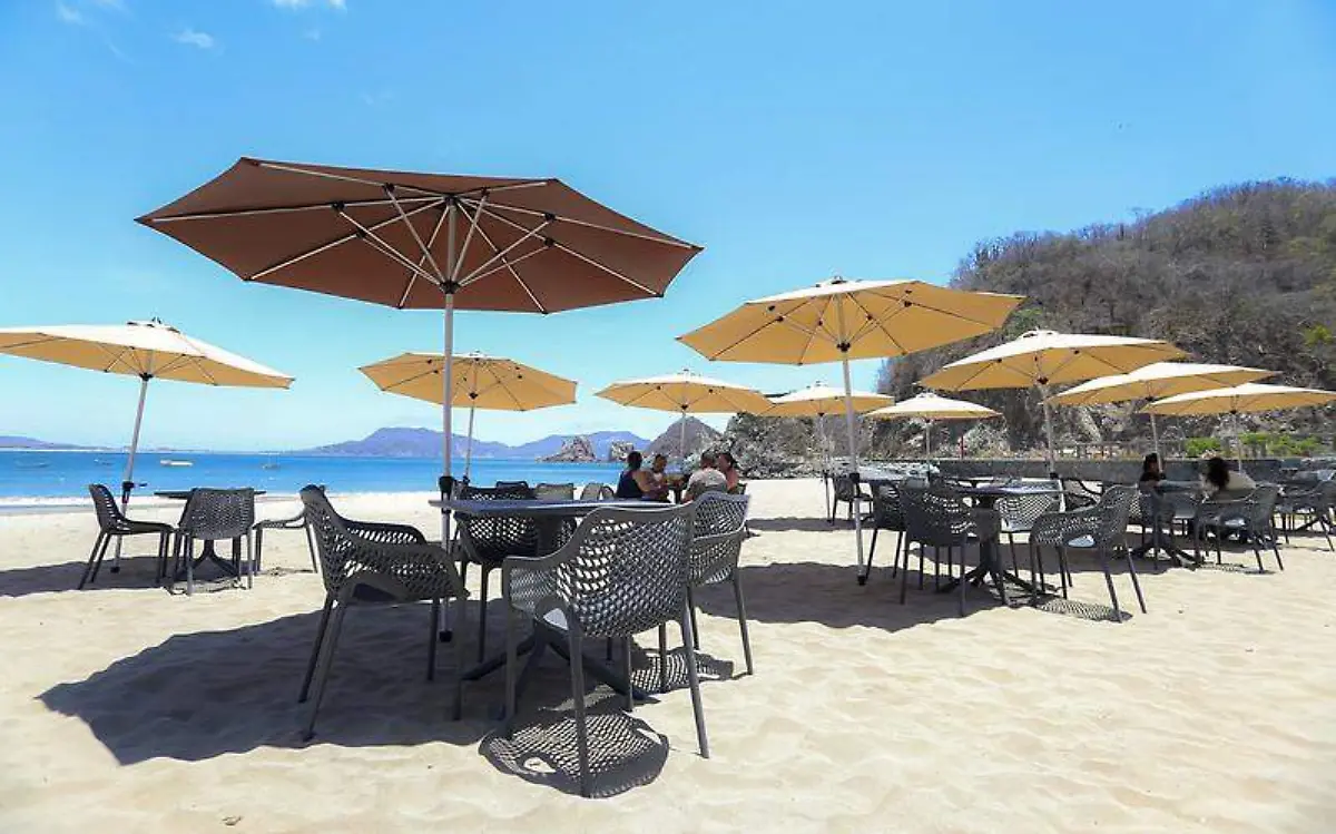 Playas de Jalissco reciben mesas sillas y sombrillas