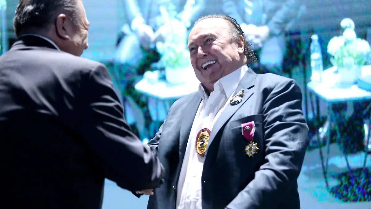 Condecoran a Enrique Michel y presenta su libro “El Arte de Forjar Líderes” (30)